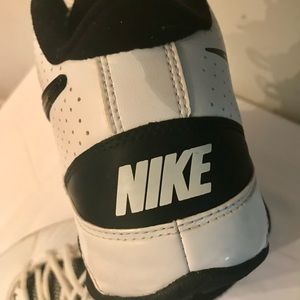 Authentic NIKE Leather Air Visi Pro 2
Mens / Boys size 8.5 US
Shows no wear.